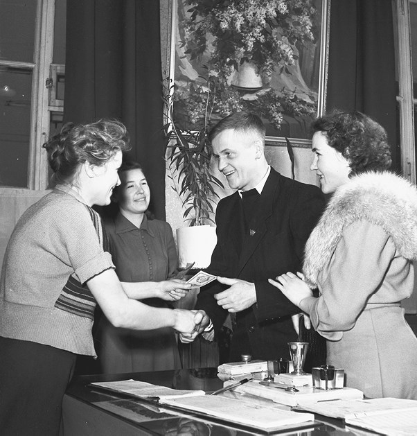 Иллюстрация к книге — Свято место пусто не бывает: история советского атеизма [b00000672.jpg]