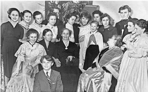 Иллюстрация к книге — Далёкие милые были [i_022.jpg]