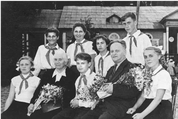 Иллюстрация к книге — Далёкие милые были [i_023.jpg]