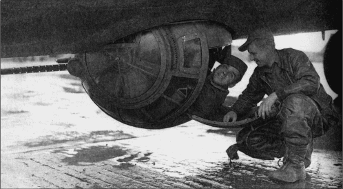 Иллюстрация к книге — Германия под бомбами союзников. 1939–1945 гг. [i_053.jpg]