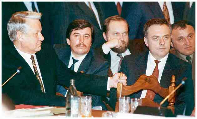 Иллюстрация к книге — Как я написал Конституцию эпохи Ельцина и Путина [i_019.jpg]