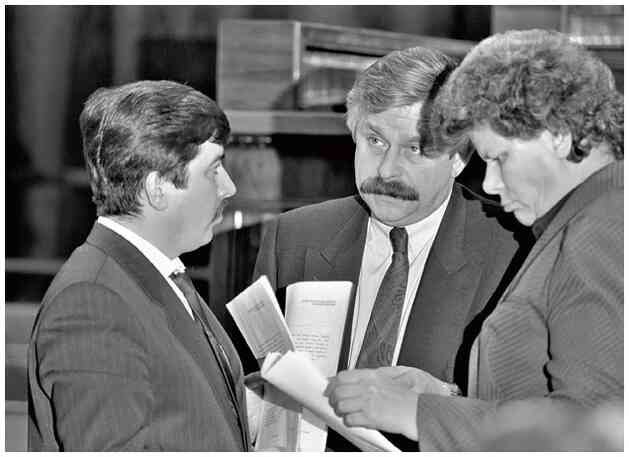 Иллюстрация к книге — Как я написал Конституцию эпохи Ельцина и Путина [i_030.jpg]