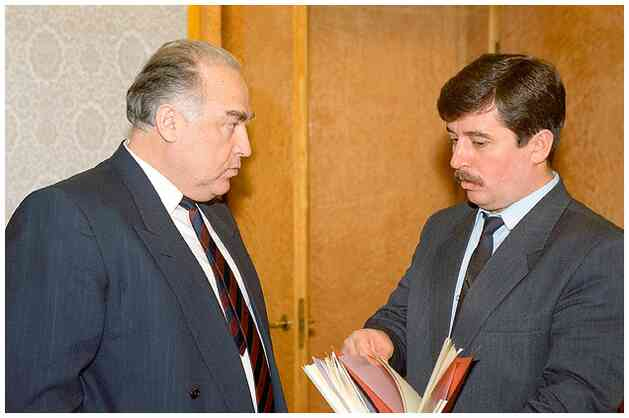 Иллюстрация к книге — Как я написал Конституцию эпохи Ельцина и Путина [i_032.jpg]