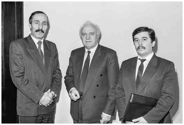 Иллюстрация к книге — Как я написал Конституцию эпохи Ельцина и Путина [i_040.jpg]