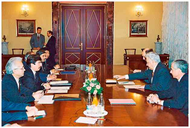 Иллюстрация к книге — Как я написал Конституцию эпохи Ельцина и Путина [i_045.jpg]