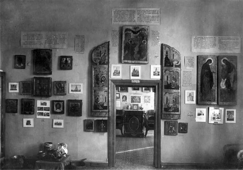 Иллюстрация к книге — Небесная голубизна ангельских одежд [i_013.jpg]