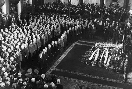 Иллюстрация к книге — История коммунизма в России [i_016.jpg]