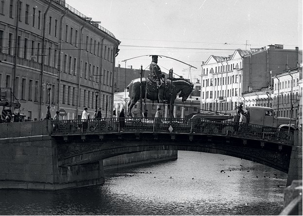 Иллюстрация к книге — Искусство кройки и житья. История искусства в газете, 1994–2019 [b00000024.jpg]