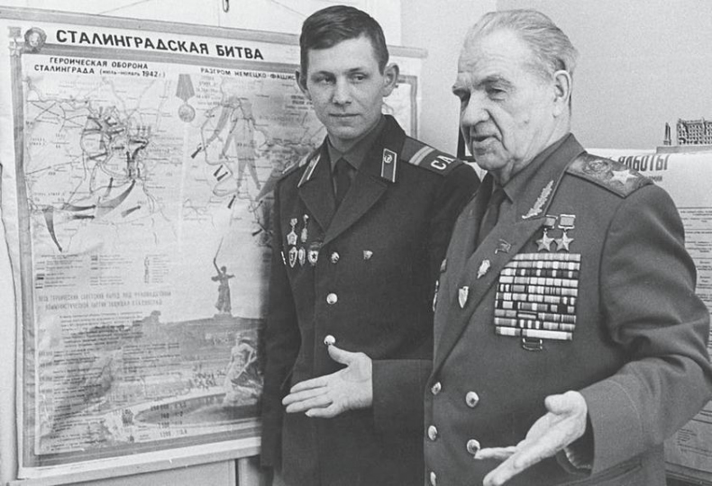 Иллюстрация к книге — От Сталинграда до Берлина. Воспоминания командующего [i_033.jpg]