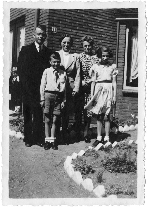 Иллюстрация к книге — В поисках Лин. История о войне и о семье, утраченной и обретенной [i_022.jpg]