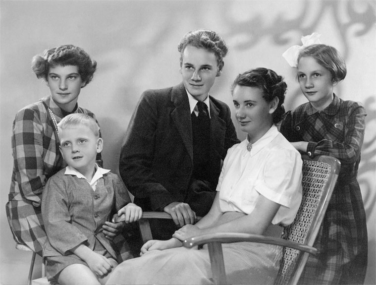 Иллюстрация к книге — В поисках Лин. История о войне и о семье, утраченной и обретенной [i_028.jpg]