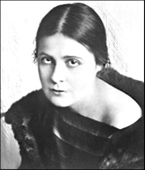 Иллюстрация к книге — Любовь в Серебряном веке. Истории о музах и женах русских поэтов и писателей. Радости и переживания, испытания и трагедии… [i_035.jpg]