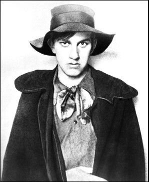 Иллюстрация к книге — Любовь в Серебряном веке. Истории о музах и женах русских поэтов и писателей. Радости и переживания, испытания и трагедии… [i_039.jpg]