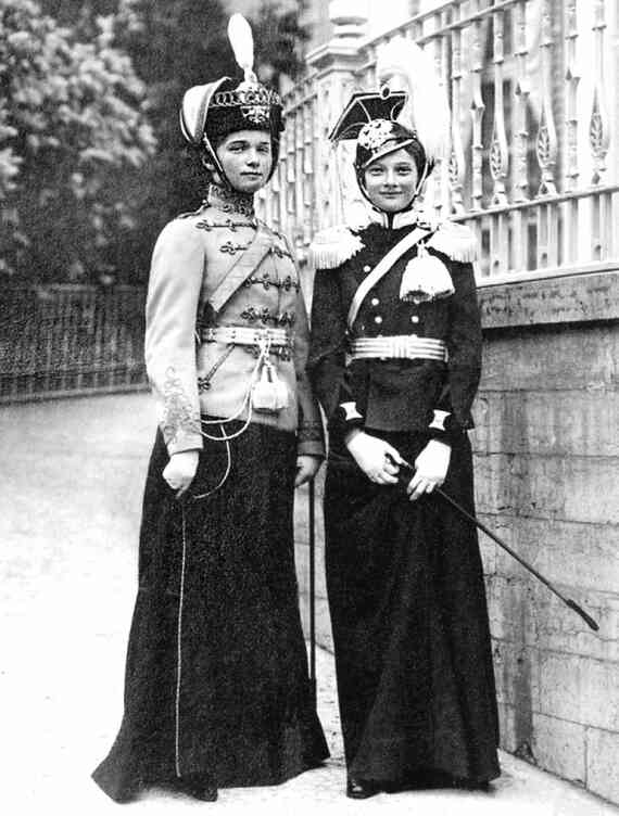 Иллюстрация к книге — Фавориты императорского двора. От Василия Голицына до Матильды Кшесинской [i_203.jpg]