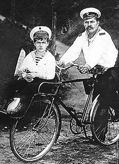 Иллюстрация к книге — Фавориты императорского двора. От Василия Голицына до Матильды Кшесинской [i_214.jpg]