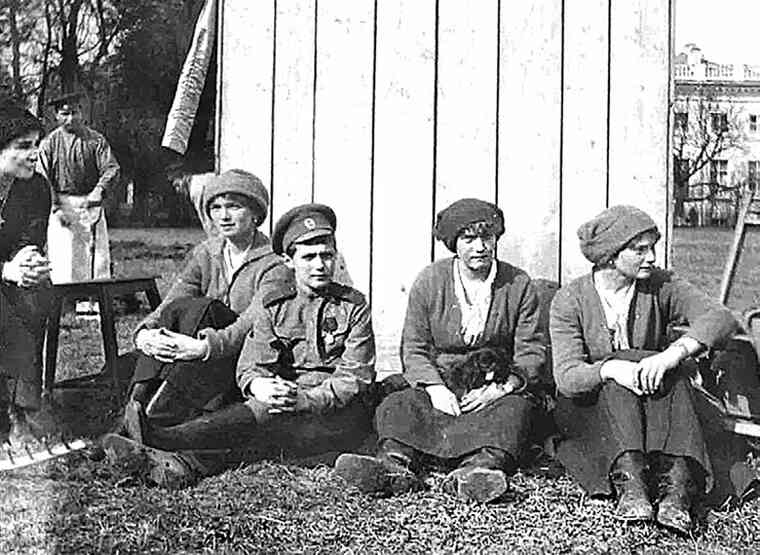 Иллюстрация к книге — Фавориты императорского двора. От Василия Голицына до Матильды Кшесинской [i_224.jpg]