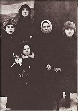 Иллюстрация к книге — Дневник длиною в жизнь. История одной судьбы, в которой две войны и много мира. 1916–1991 [i_002.jpg]