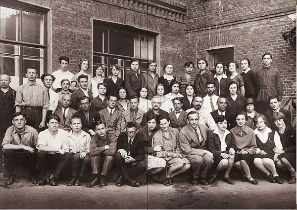 Иллюстрация к книге — Дневник длиною в жизнь. История одной судьбы, в которой две войны и много мира. 1916–1991 [i_012.jpg]