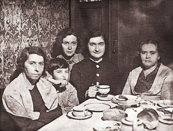 Иллюстрация к книге — Дневник длиною в жизнь. История одной судьбы, в которой две войны и много мира. 1916–1991 [i_042.jpg]