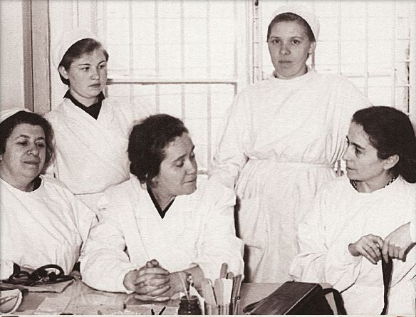 Иллюстрация к книге — Дневник длиною в жизнь. История одной судьбы, в которой две войны и много мира. 1916–1991 [i_053.jpg]