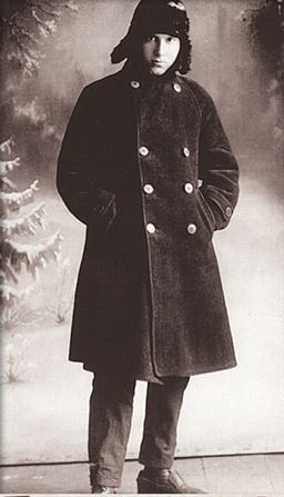 Иллюстрация к книге — Дневник длиною в жизнь. История одной судьбы, в которой две войны и много мира. 1916–1991 [i_056.jpg]