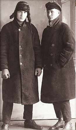 Иллюстрация к книге — Дневник длиною в жизнь. История одной судьбы, в которой две войны и много мира. 1916–1991 [i_057.jpg]