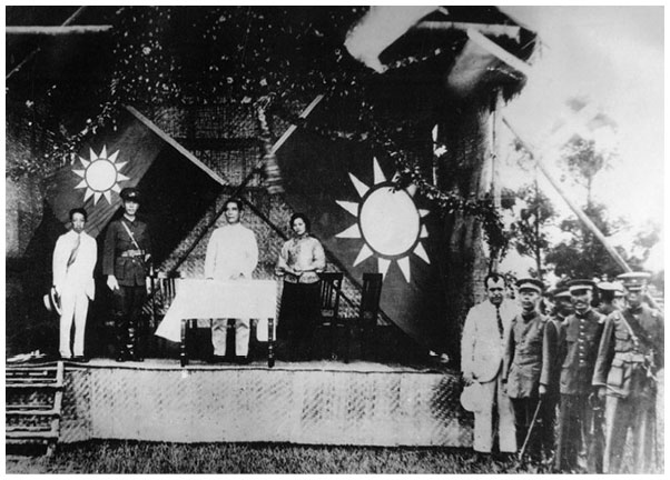 Иллюстрация к книге — Старшая сестра, Младшая сестра, Красная сестра. Три женщины в сердце Китая ХХ века [i_015.jpg]