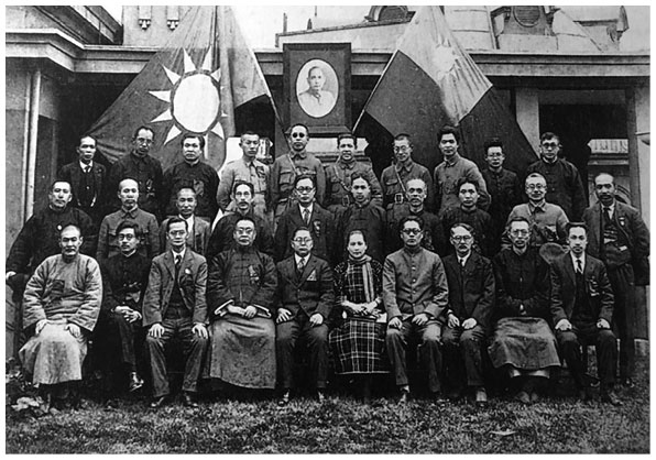 Иллюстрация к книге — Старшая сестра, Младшая сестра, Красная сестра. Три женщины в сердце Китая ХХ века [i_018.jpg]