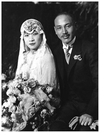 Иллюстрация к книге — Старшая сестра, Младшая сестра, Красная сестра. Три женщины в сердце Китая ХХ века [i_020.jpg]