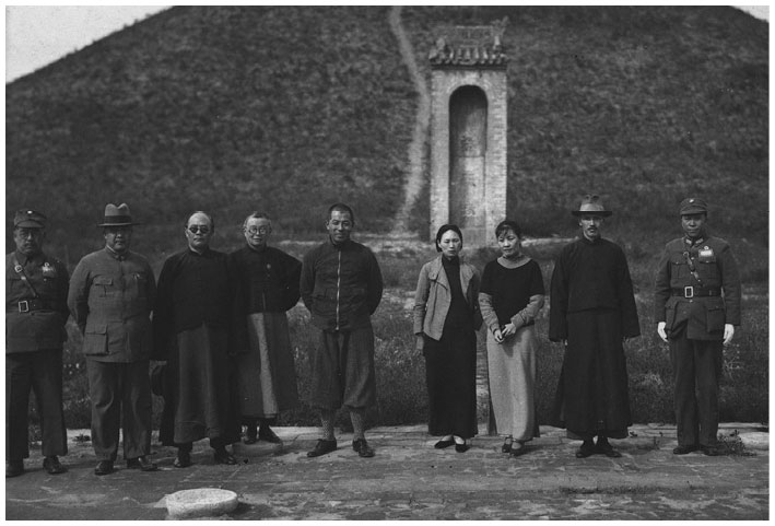 Иллюстрация к книге — Старшая сестра, Младшая сестра, Красная сестра. Три женщины в сердце Китая ХХ века [i_024.jpg]