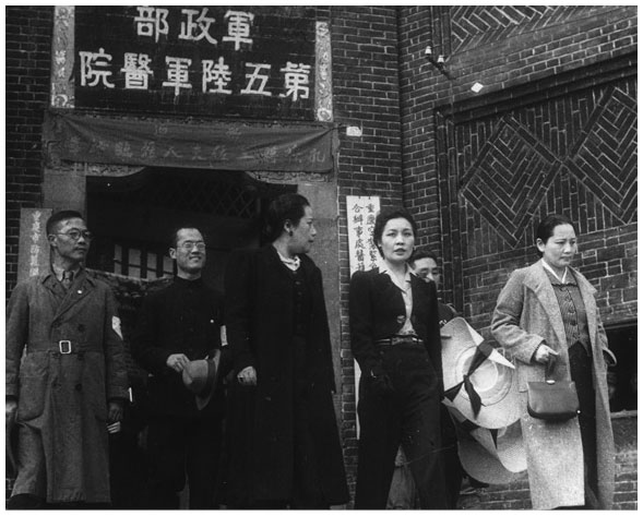 Иллюстрация к книге — Старшая сестра, Младшая сестра, Красная сестра. Три женщины в сердце Китая ХХ века [i_030.jpg]