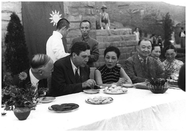 Иллюстрация к книге — Старшая сестра, Младшая сестра, Красная сестра. Три женщины в сердце Китая ХХ века [i_033.jpg]