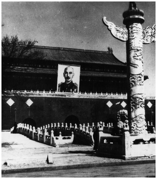 Иллюстрация к книге — Старшая сестра, Младшая сестра, Красная сестра. Три женщины в сердце Китая ХХ века [i_040.jpg]