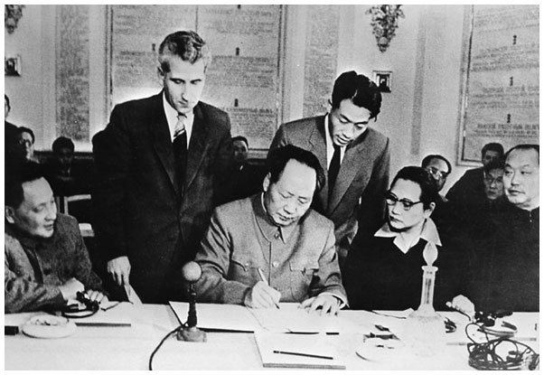 Иллюстрация к книге — Старшая сестра, Младшая сестра, Красная сестра. Три женщины в сердце Китая ХХ века [i_047.jpg]