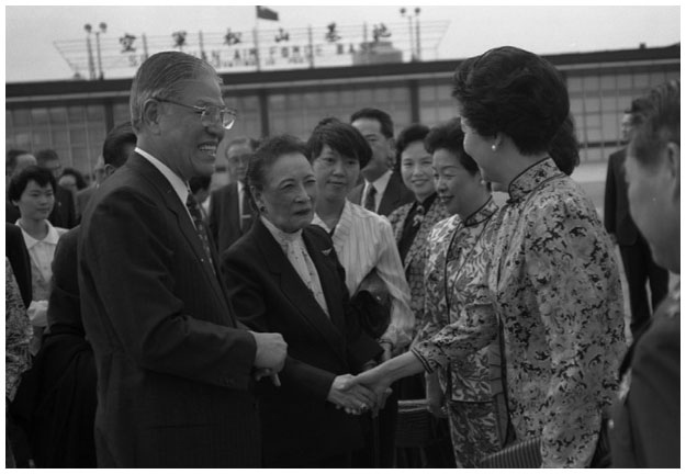 Иллюстрация к книге — Старшая сестра, Младшая сестра, Красная сестра. Три женщины в сердце Китая ХХ века [i_060.jpg]