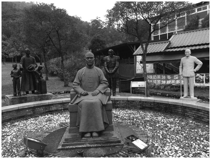 Иллюстрация к книге — Старшая сестра, Младшая сестра, Красная сестра. Три женщины в сердце Китая ХХ века [i_063.jpg]