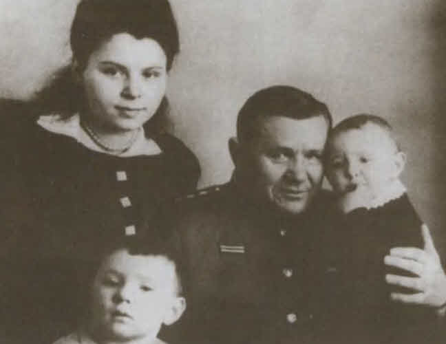 Иллюстрация к книге — Герои Сталинградской битвы [i_015.jpg]