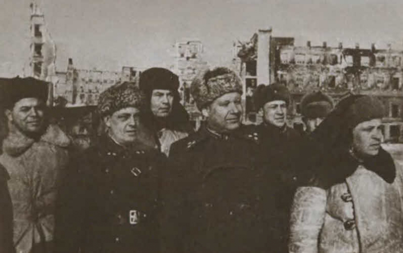 Иллюстрация к книге — Герои Сталинградской битвы [i_033.jpg]