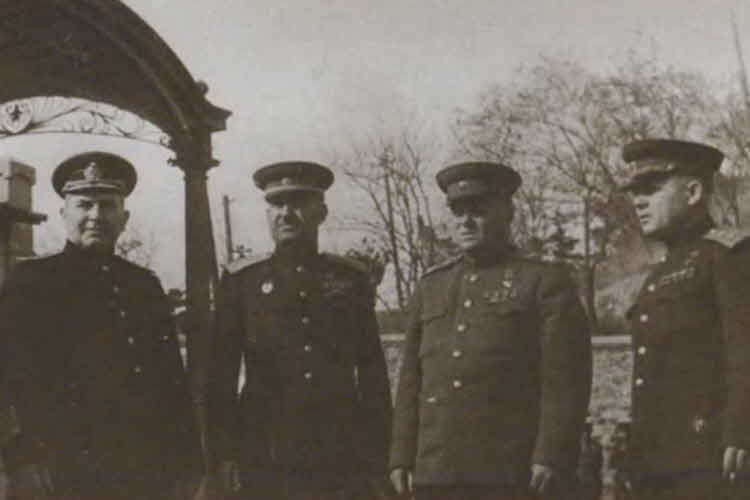 Иллюстрация к книге — Герои Сталинградской битвы [i_052.jpg]