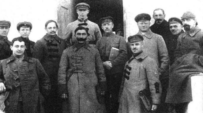 Иллюстрация к книге — Павел Дыбенко. Пуля в затылок в конце коридора [i_004.jpg]