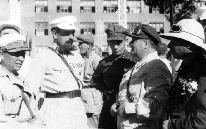 Иллюстрация к книге — Павел Дыбенко. Пуля в затылок в конце коридора [i_015.jpg]