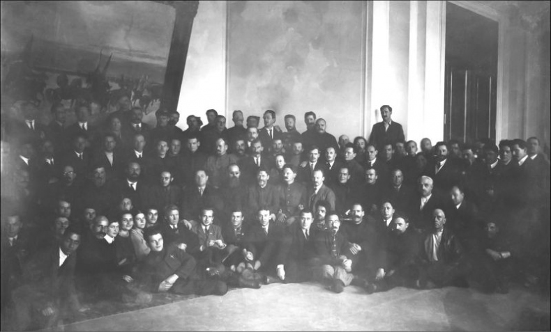 Иллюстрация к книге — За фасадом сталинской конституции. Советский парламент от Калинина до Громыко [i_014.jpg]