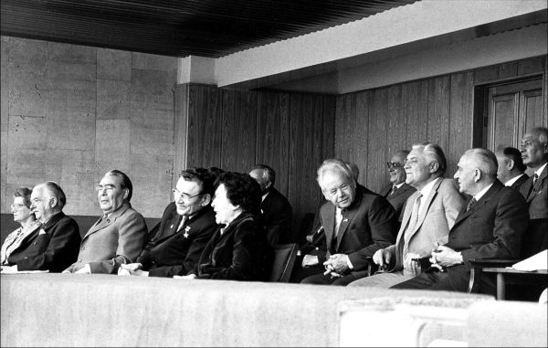 Иллюстрация к книге — За фасадом сталинской конституции. Советский парламент от Калинина до Громыко [i_026.jpg]