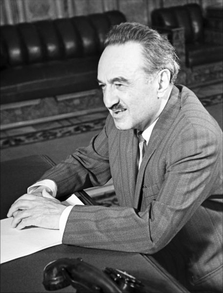 Иллюстрация к книге — За фасадом сталинской конституции. Советский парламент от Калинина до Громыко [i_027.jpg]