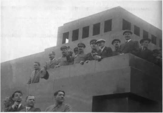 Иллюстрация к книге — О команде Сталина - годы опасной жизни в советской политике [i_007.jpg]