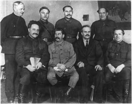 Иллюстрация к книге — О команде Сталина - годы опасной жизни в советской политике [i_008.jpg]