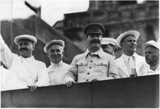 Иллюстрация к книге — О команде Сталина - годы опасной жизни в советской политике [i_017.jpg]