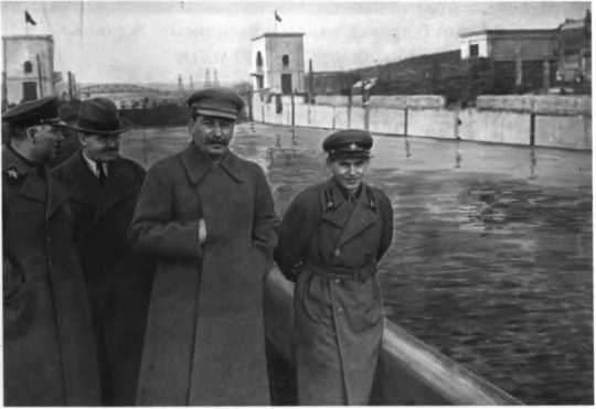 Иллюстрация к книге — О команде Сталина - годы опасной жизни в советской политике [i_018.jpg]