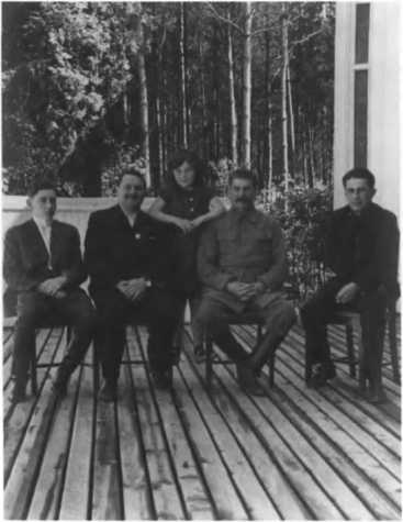 Иллюстрация к книге — О команде Сталина - годы опасной жизни в советской политике [i_019.jpg]