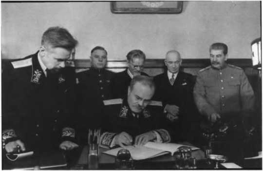 Иллюстрация к книге — О команде Сталина - годы опасной жизни в советской политике [i_022.jpg]